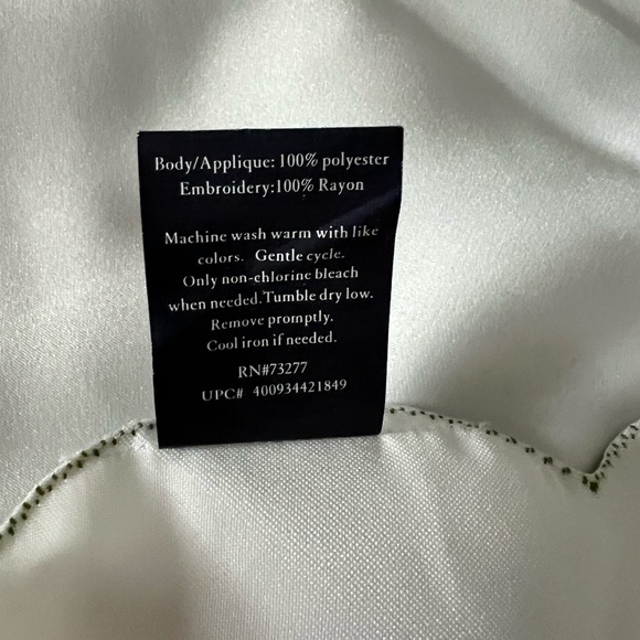 Croft & Barrow fabric Spring Floral stitched 60 x 90 rectangular tablecloth. - Picture 5 of 5